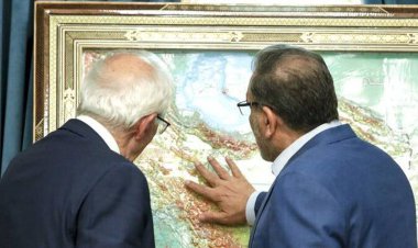 حاشیه جالب از یک دیدار؛ کاغذهایی با تصویر رئیسی در دست بورل