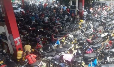 تصویری عجیب از پمپ بنزینی در سریلانکا