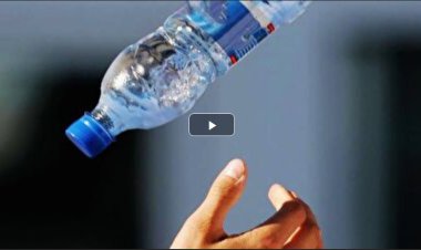 ببینید| شیوه جدید قاچاق بنزین با بطری از دیوار مرزی