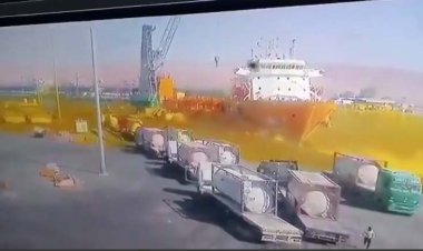 لحظه‌ سقوط و انفجار تانکر حاوی گاز سمی در اردن