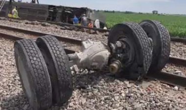 ببینید| واژگونی قطار در آمریکا در اثر تصادف با کامیون