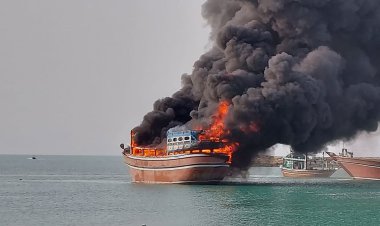 فیلم| آتش گرفتن یک فروند لنج صیادی در سیریک