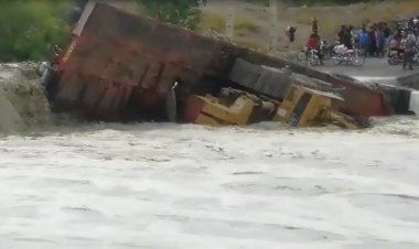 واژگونی تریلر با بار بیل مکانیکی در سیل بشاگرد