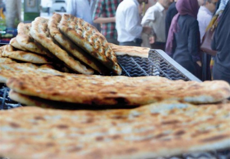 معاون فرمانداری شیراز: فروش نان خارج از شبکه به مجوز نیاز دارد