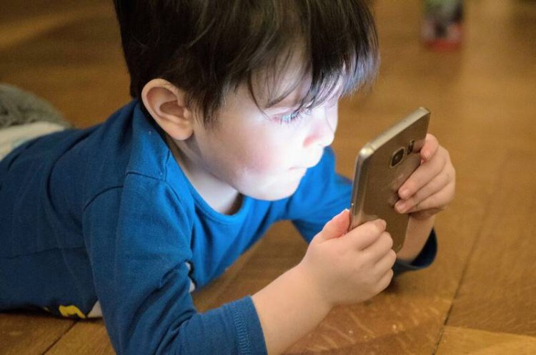 کودکان تا دو سالگی از چه دستگاه‌هایی نباید استفاده کنند؟