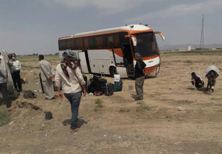 انحراف از جاده اتوبوس زائران عراقی در سبزوار ۱۱ مصدوم داشت
