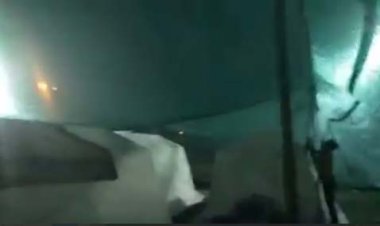 نصب سایه‌بان روی چادر زلزله‌زدگان هرمزگان