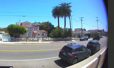 لحظه چپ کردن خودرو و برخورد شدید با تیر چراغ برق در آمریکا را ببینید