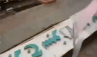 ببینید| لحظه سقوط تابلوی تبلیغات یک مغازه روی سر  رهگذر