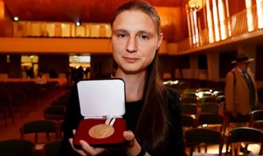 دومین زن پس از مریم میرزاخانی نشان فیلدز گرفت