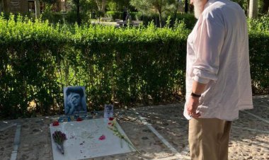 تیپ متفاوت ناطق نوری بر مزار شجریان