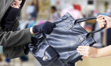 ببینید| ضربه‌های زن جوان بر صورت زورگیر مسلح