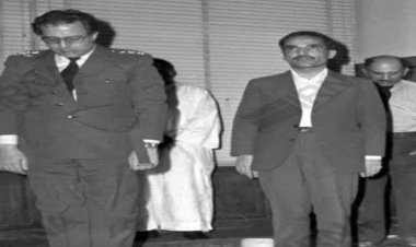 تصویری از شهید رجایی که پشت سر امام جماعت کراواتی نماز می خواند!