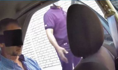 انتقال معاون سفیر انگلیس با چشمان بسته