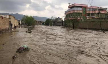 ببینید| فداکاری یک مرد برای نجات کودکی از سیل