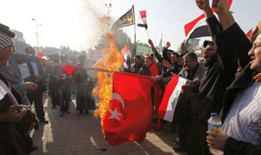 پایین کشیدن پرچم ترکیه از سفارت این کشور در بغداد