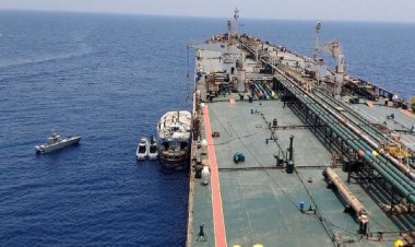 نجات خدمه لنج باری حادثه دیده توسط کشتی شرکت ملی نفتکش