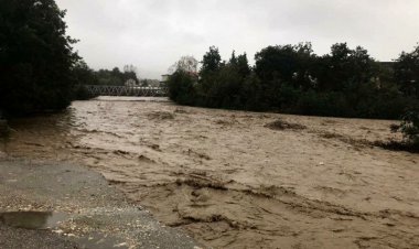 ببینید| تصاویری تلخ از یک خودروی سواری گرفتار در سیل