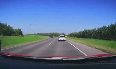 ببینید | اقدام جنون‌آمیز؛ شاخ‌ به‌ شاخ  با کامیون!