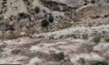 جاری شدن سیلاب در رودخانه پائین دست کاسه رود در شهرستان داراب