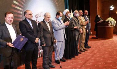 معلم کهگیلویه و بویراحمد چهره برگزیده همایش ملی مسئولیت پذیری اجتماعی شد     