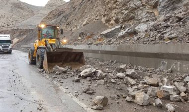 ریزش کوه و آبگرفتگی ۲ محور ارتباطی را در استان بوشهر بست    