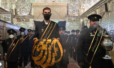 آیین تعویض پرچم گنبد آستان مقدس شاهچراغ(ع) شیراز