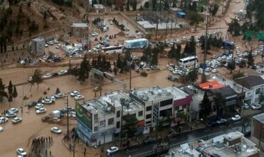 ببینید | وضعیت دیشب خیابانهای شیراز؛ غرق شدن ماشینها در آب!