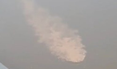 ببینید | باورنکردنی از یزد؛ مینی‌بوس غرق شده در سیل هنوز روشن است!