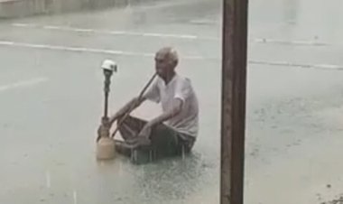 ببینید | تصویری عجیب از قلیان کشیدن یک پیرمرد وسط سیل!