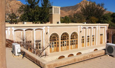 ببینید| لحظه فرو ریختن خانه رزاقیان شهر تفت