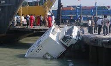 یک خاور فوتون در اسکله بندر پل در آب سقوط کرد