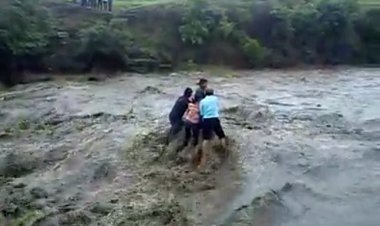 تصویری تلخ؛ وقتی سیل اعضای یک  خانواده را با خود می برد