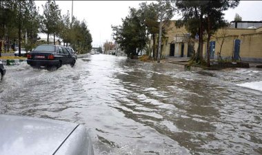 ببینید| سقوط دو دختر در جوی آب