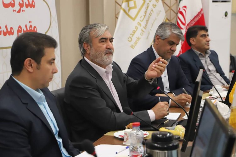 نماینده شیراز و زرقان: منابع بانکی نباید از استان خارج شود