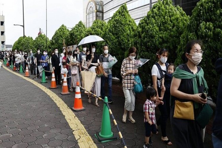 صف طولانی ژاپنی ها برای ادای احترام به شینزو آبه    