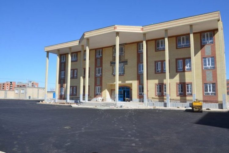مدارس بندرعباس در پی زلزله به روی شهروندان باز شد