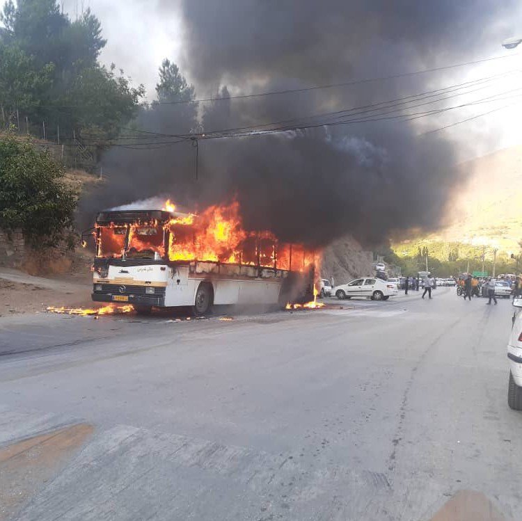اتوبوس حامل مسافران سیروان به تهران دچار آتش سوزی شد