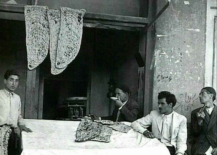 تصویری از نانوایی سنگکی و بربری در تهران 120 سال پیش