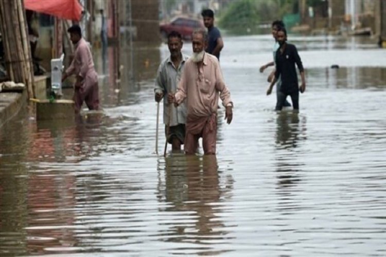 باران های سیل آسا در پاکستان ۳۴۰ قربانی گرفت