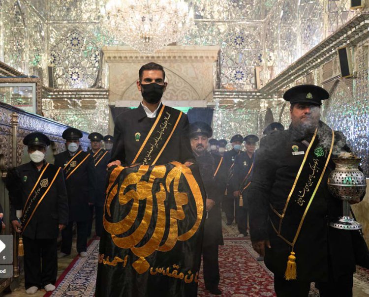 آیین تعویض پرچم گنبد آستان مقدس شاهچراغ(ع) شیراز