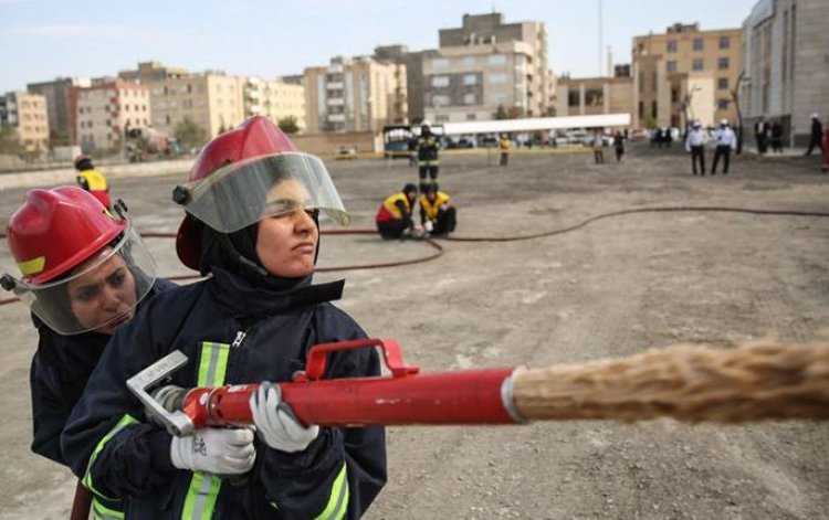 زنان آتش‌نشان از شهریور به کمک مردم می‌شتابند