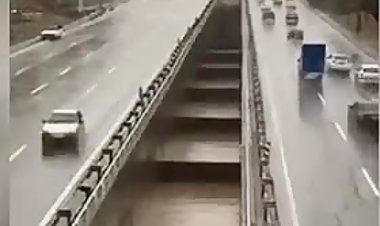 لحظه ورود سیلاب به مسیل اتوبان شهید باکری