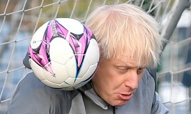 عکس | بوریس جانسون هنگام تماشای فوتبال سوژه شد