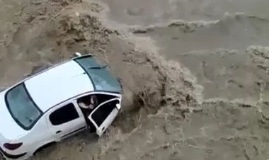 ویدئوی نجات نفسگیر یک کودک از سیل