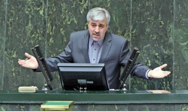  وزیر ورزش  کارت زرد گرفت