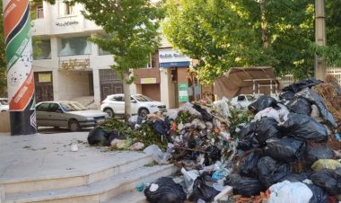 تخلیه زباله مقابل تأمین اجتماعی یاسوج به دلیل مسدود شدن  حساب‌های  شهرداری