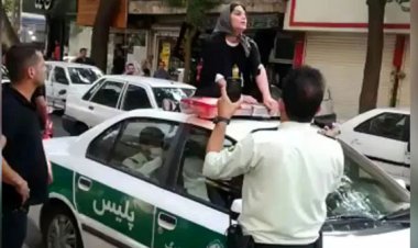 فیلم|  جریان نشستن یک زن روی سقف ماشین پلیس چه بود؟