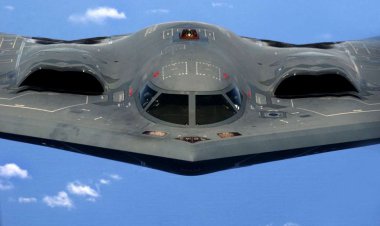 ببینید | لحظه جالب سوختگیری هوایی بی-۲؛ یک بمب‌افکن رادارگریز