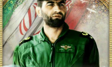 وقتی پدر پای پسرش را می‌بوسد